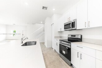 2232 SE 30th St in Homestead, FL - Building Photo - Building Photo