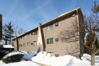Oakwood Apartments in East Lansing, MI - Foto de edificio - Building Photo