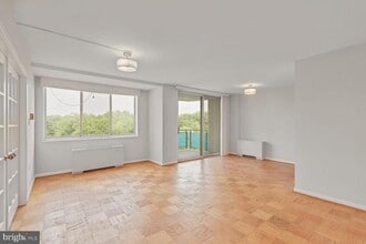 10401 Grosvenor Pl in Rockville, MD - Building Photo - Building Photo