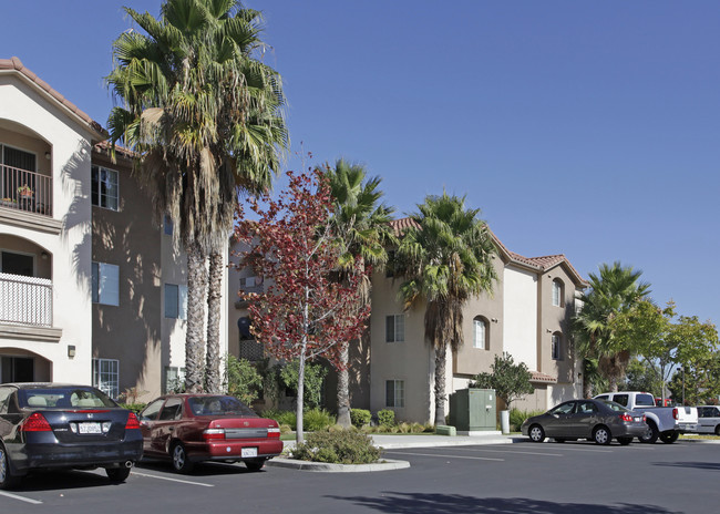 Torrey Highland Apartments in San Diego, CA - Foto de edificio - Building Photo