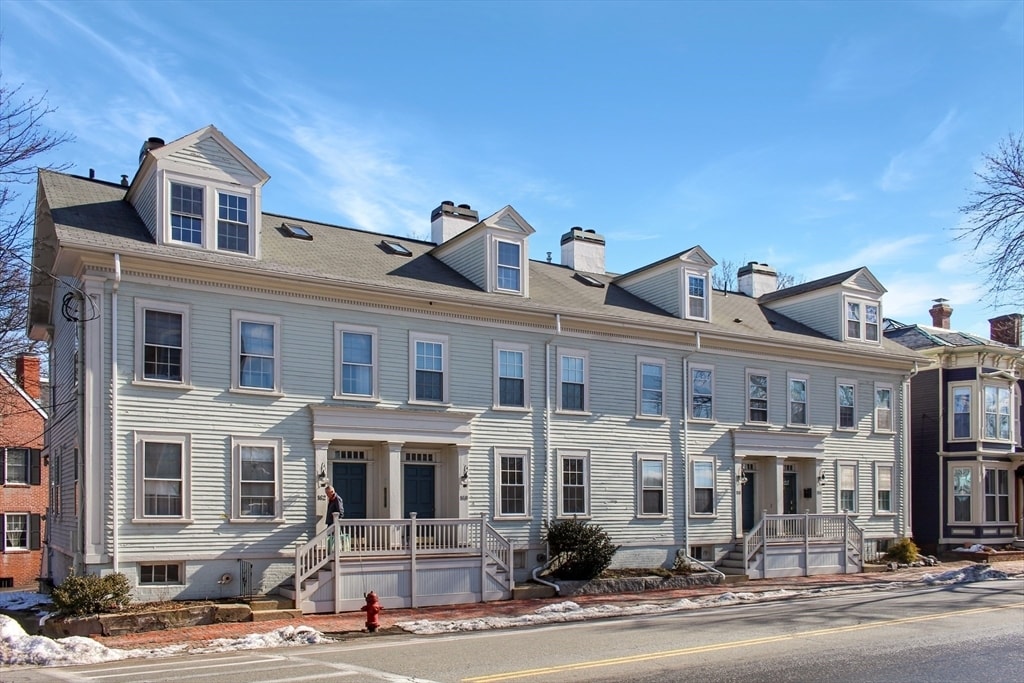 158 High St in Newburyport, MA - Building Photo