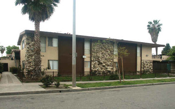 318 E Wakefield Ave in Anaheim, CA - Foto de edificio - Building Photo