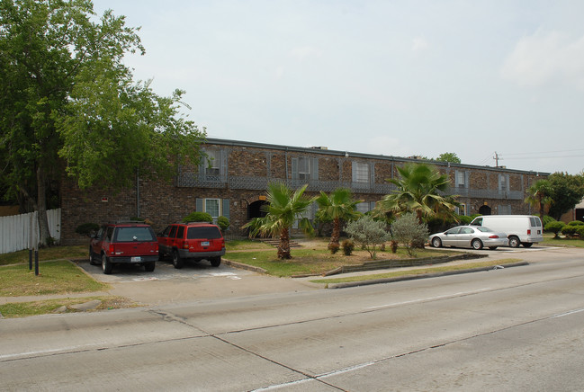 Beechnut Chateau Apartments in Houston, TX - Building Photo - Building Photo