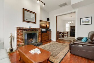 704 12th St NE, Unit A in Washington, DC - Foto de edificio - Building Photo