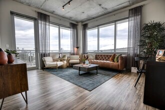 Vantage St. Pete in St. Petersburg, FL - Foto de edificio - Building Photo