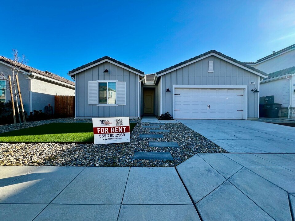 6223 E Saginaw Wy in Fresno, CA - Building Photo