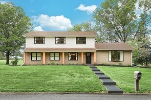 2423 Hepplewhite Dr in York, PA - Building Photo