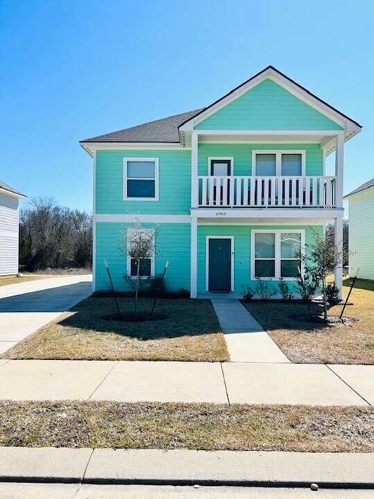 6963 Halter Loop in College Station, TX - Foto de edificio