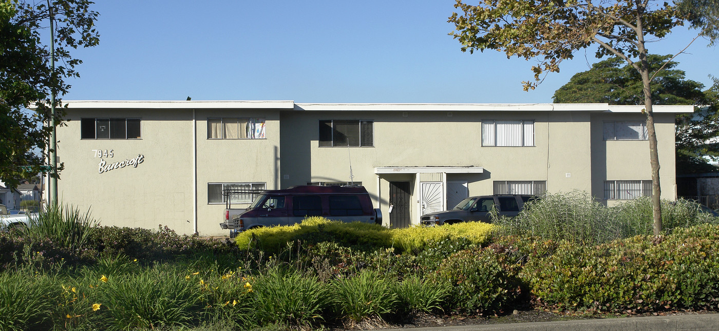 7945 Bancroft Ave in Oakland, CA - Foto de edificio