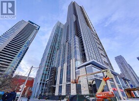 11 Yorkville Ave in Toronto, ON - Building Photo