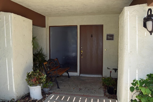 595 Racquet Club Ln in Thousand Oaks, CA - Building Photo - Building Photo