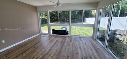 2455 Monroe St in Hollywood, FL - Building Photo - Building Photo