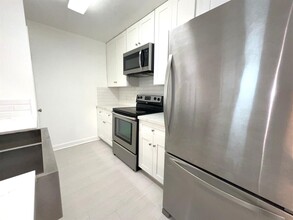 8100 Cambridge St in Houston, TX - Building Photo - Building Photo