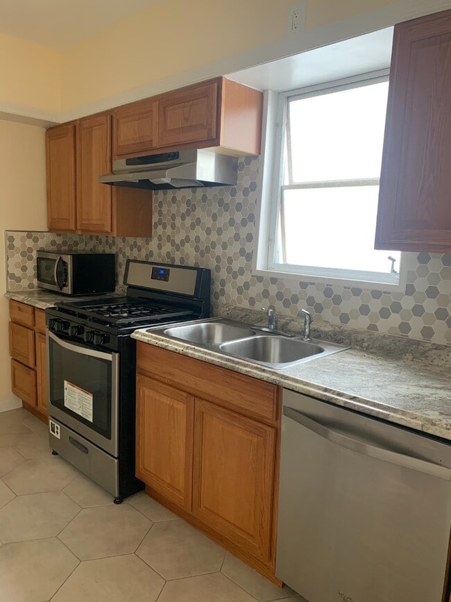 190 Bay 7th St in Brooklyn, NY - Building Photo - Building Photo
