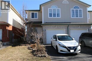 448 Harbour View Crescent in Waterloo, ON - Building Photo
