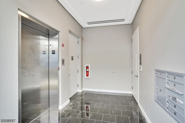 271 Millburn Ave, Unit 2D in Millburn, NJ - Building Photo - Building Photo