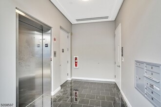 271 Millburn Ave, Unit 2D in Millburn, NJ - Building Photo - Building Photo