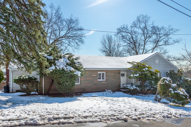 18 Devon Dr in West Orange, NJ - Building Photo - Building Photo