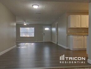 3307 Pine Tree Dr in Edgewater, FL - Foto de edificio - Building Photo