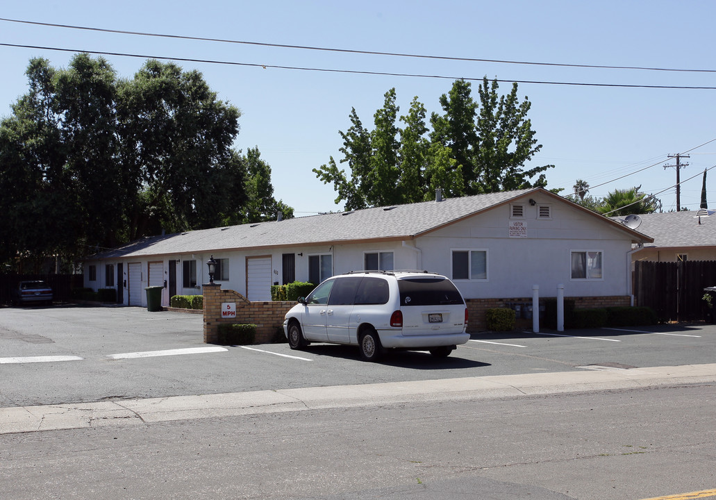 F Street Apartments in Galt, CA - Building Photo