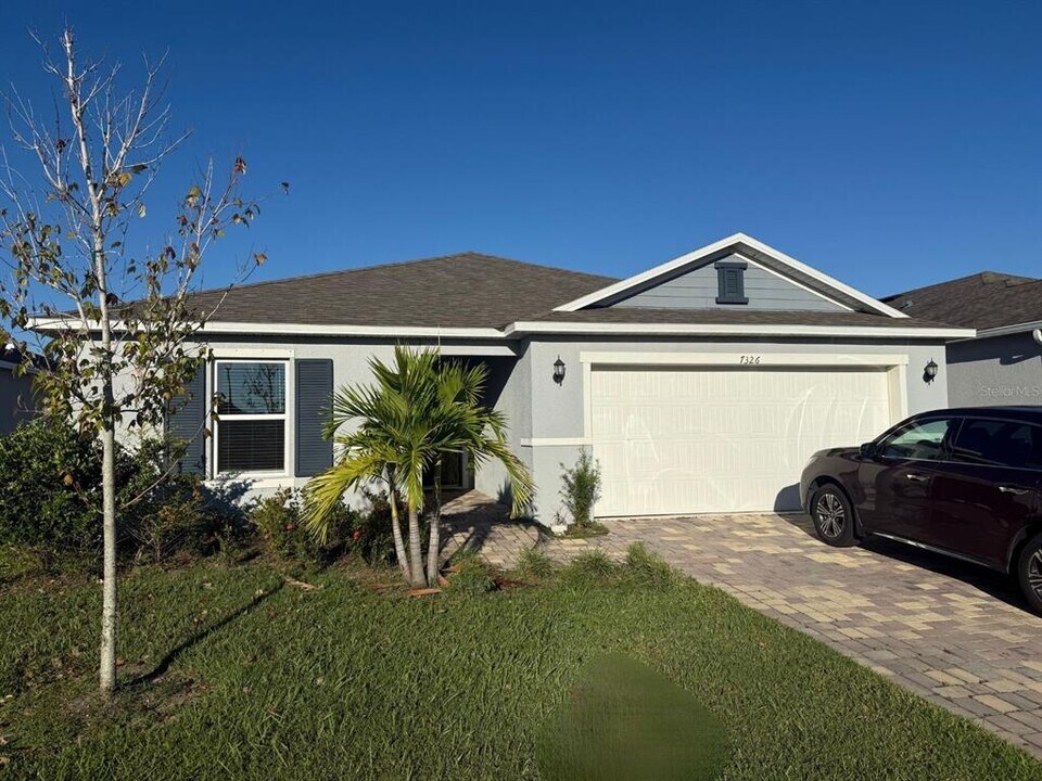 7326 34th Ct E in Sarasota, FL - Building Photo