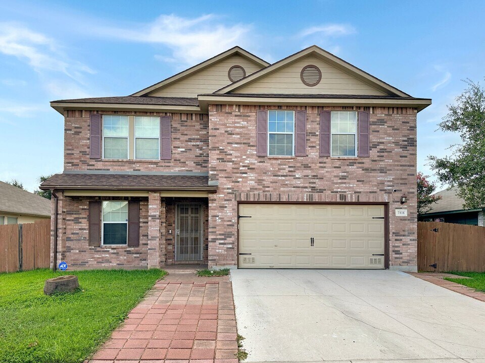 7816 Copper Hollow in Converse, TX - Building Photo