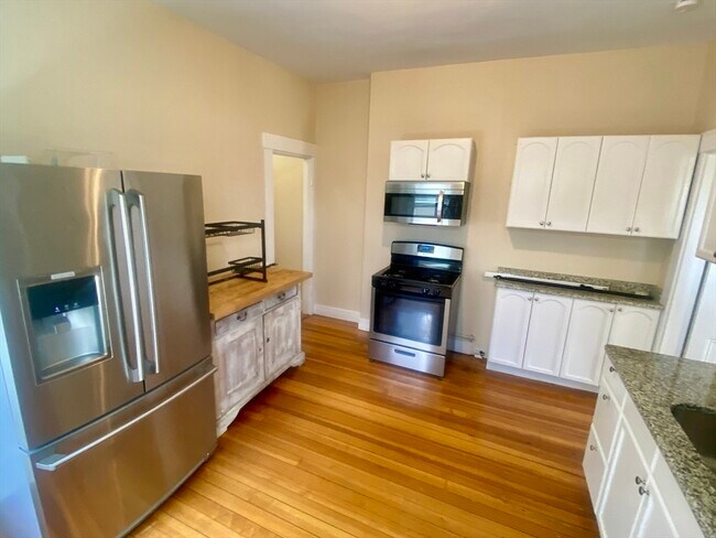 133 Otis St, Unit 2R in Cambridge, MA - Building Photo - Building Photo
