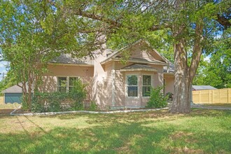 806 E Main St in Bellville, TX - Building Photo - Building Photo