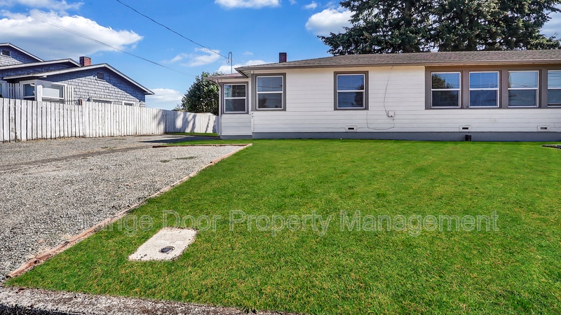77 S California Ave in Tacoma, WA - Building Photo