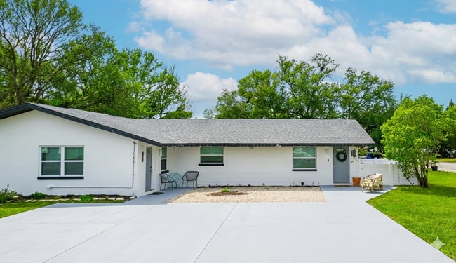 property at 636-638 Lake Palms Dr