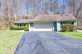 43 Short Rocks Rd in Branford, CT - Foto de edificio - Building Photo
