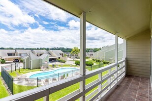 44 April Point Dr S in Montgomery, TX - Building Photo