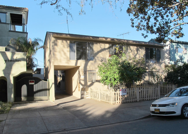 921 N Sierra Bonita Ave in West Hollywood, CA - Foto de edificio - Building Photo