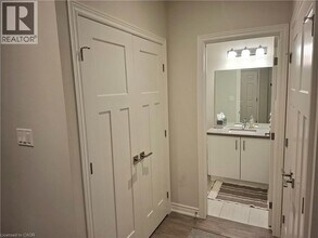 5 McClay Ave in Grimsby, ON - Building Photo - Building Photo