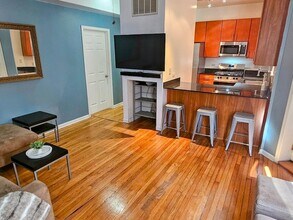 1234 W Argyle St, Unit 2M in Chicago, IL - Building Photo - Building Photo