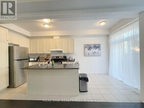 90 Raymond Rd in Hamilton, ON - Building Photo - Building Photo