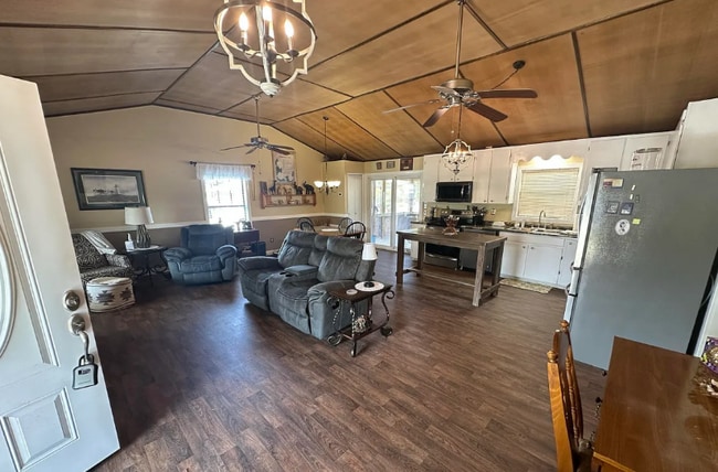 2301 Hollister Rd in Babson Park, FL - Foto de edificio - Building Photo