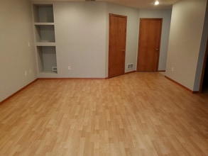 820 Matthew Drive in Chaska, MN - Foto de edificio - Building Photo