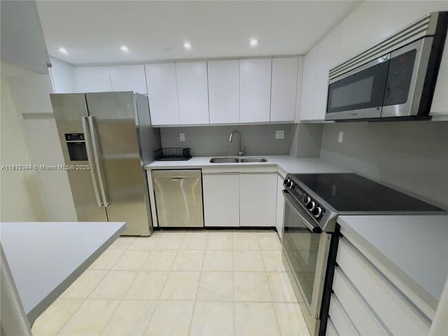 2000 Towerside Terrace in Miami, FL - Building Photo - Building Photo