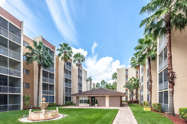 Westland 49 Apartments in Hialeah, FL - Foto de edificio - Building Photo