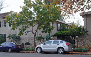 Capitol Court Apartments in Sacramento, CA - Building Photo - Building Photo