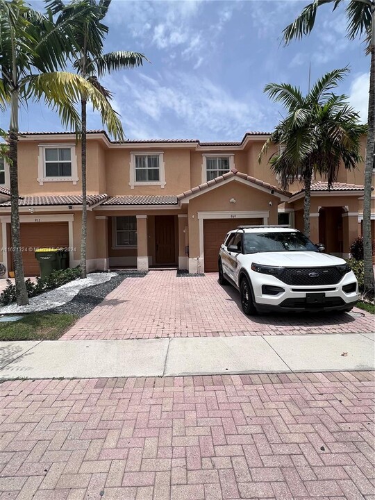 949 NE 42nd Ave in Homestead, FL - Foto de edificio