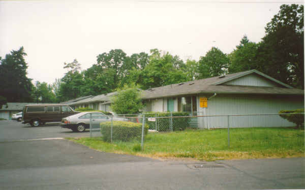 Jennings Lodge Apartments in Portland, OR - Building Photo