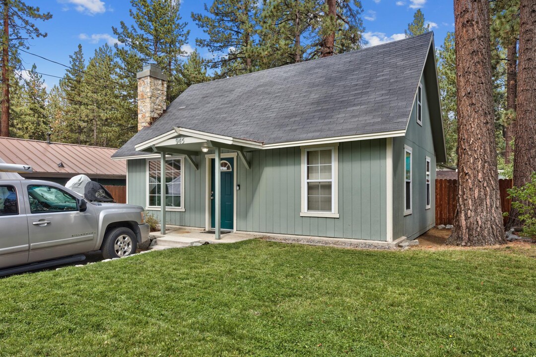 945 Alameda Ave in South Lake Tahoe, CA - Building Photo