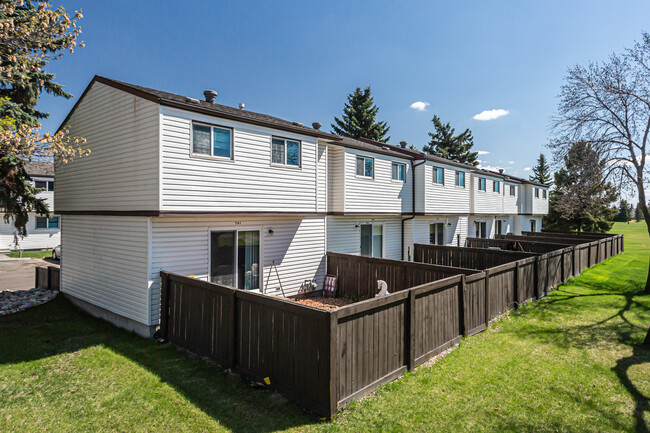 2525-2655 135 Av NW in Edmonton, AB - Building Photo - Building Photo