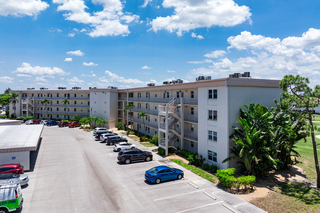 Seven Lakes Condominiums in Ft. Myers, FL - Building Photo