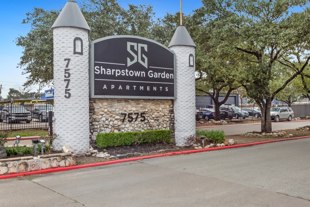Sharpstown Garden in Houston, TX - Foto de edificio