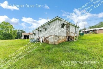 1760 Mt Olive Cir in Talladega, AL - Foto de edificio - Building Photo