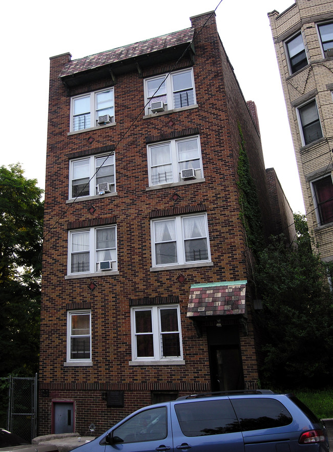 54 Saratoga Ave in Yonkers, NY - Foto de edificio - Building Photo