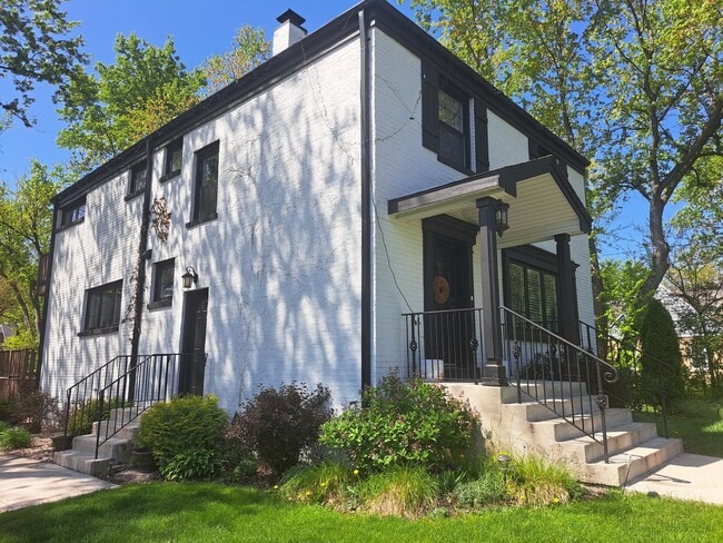 property at 107 E Clarendon St